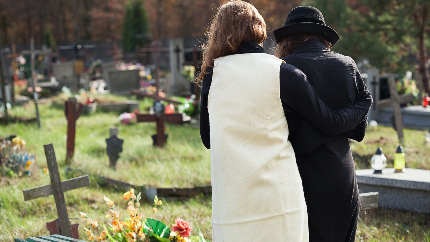 Abogado de muerte injusta familia visitando tumba