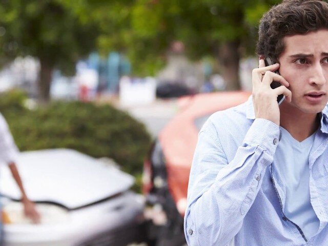 hombre llamando a abogado de accidente de auto