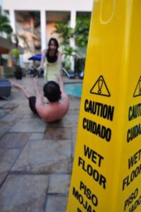 Lugar de resbalones y caídas en la piscina con señal